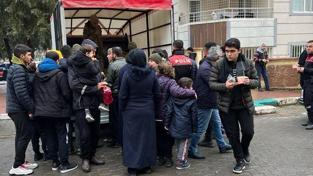 Mehmetçikten depremzedelere sıcak yemek desteği